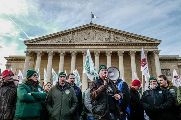 January 13, 2026, Saint Ouen, Paris, France: Hundreds of angry farmers tractors are protesting in the capital on Tuesday, January 13, against the upcoming signing of the free trade agreement between the EU and Mercosur, but also to demand greater administrative simplification in their daily lives. Saint Ouen France - ZUMAs287 20260113_zip_s287_034 Copyright: xSadakxSouicix