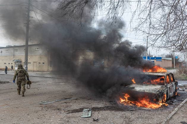 Russian drone attack on Druzhkivka DRUZHKIVKA, UKRAINE - JANUARY 13: Paramedics rush to the scene as smoke and flames rise from a car after being hit by a Russian FPV drone in Druzhkivka, Ukraine on January 13, 2026. A civilian in the car targeted in the drone attack was injured. Diego Herrera Carcedo Anadolu Druzhkivka Ukraine. Editorial use only. Please get in touch for any other usage.  Copyright: x2026xAnadoluxDiegoxHerreraxCarcedox
