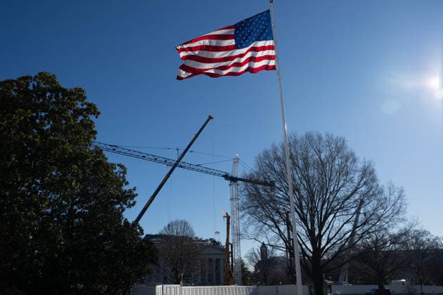 January 13, 2026, Washington, Dc, United States: Construction cranes are visible on the White House South Lawn as work continues on the new ballroom on January 13, 2026. The President is heading to Detroit to speak about the economy. Washington United States - ZUMAl312 20260113_znp_l312_001 Copyright: xAndrewxLeydenx