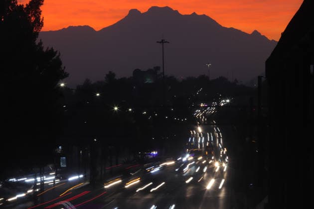 The IztaccoÂ­huatl volcano is seen through the city streets during sunrise. on January 13, 2026 in Mexico City, Mexico. Mexico City Mexico - ZUMAe321 20260113_zia_e321_011 Copyright: xCarlosxSantiagox