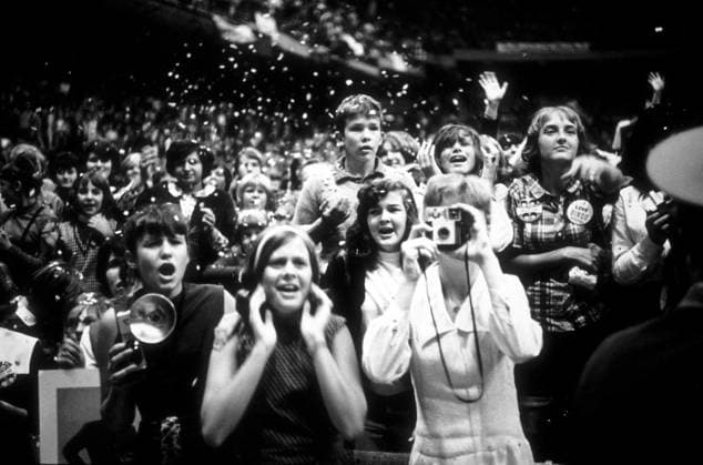 RECORD DATE NOT STATED Beatles Fans enjoying the concert Beatles USA Tour. Confetti being thrown around 1964 EDITORIAL USE ONLY  Copyright: x