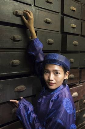 Asiatischer Apotheker, der ab dem 19. Jahrhundert in der orientalischen Pharmazie tätig war. Frau in traditioneller Tracht, östliche Drogistin in der antiken Drogerie Asian pharmacist working at oriental pharmacy from the 19th century. Woman in traditional costume eastern druggist in the ancient drug store Copyright: imageBROKER MilanxVasicek ibxiqx15874980.jpg ,model released, Symbolfoto ,property released