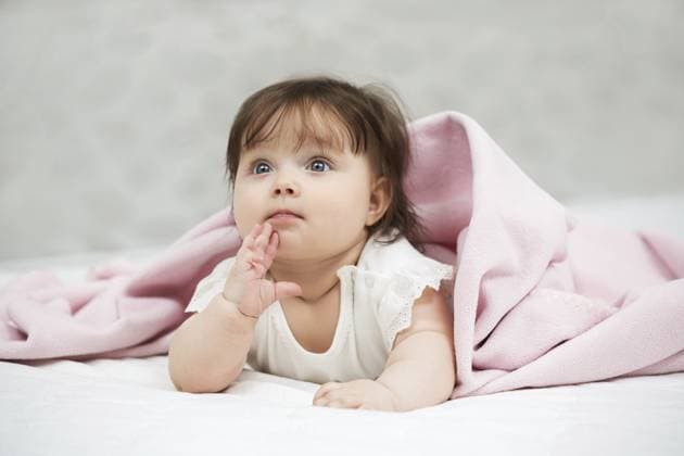 Porträt eines kleinen Mädchens, das zu Hause auf einer Decke liegt Portrait of baby girl lying on blanket at home Copyright: imageBROKER AndreyxMalinkin ibxiqx15954994.jpg ,model released, Symbolfoto ,property released
