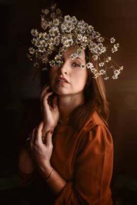 Portrait of a Woman with Flowers Framing Face Tulsa, Oklahoma, United States CR_KRRY260104-1916613-01 ,model released, Symbolfoto