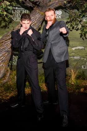 abb: Shaun Thomas und Edward Ashley zu Gast auf dem schwarzen Teppich bei der Kinostart der Weltpremiere von HBO Max A Knight of the Seven Kingdoms der US amerikanischen Fantasyserie im Zoo Palaast am 13.01.2025 in Berlin Berlin Deutschland