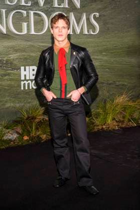 abb: Finn Bennett auf dem schwarzen Teppich bei der Kinostart der Weltpremiere von HBO Max A Knight of the Seven Kingdoms der US amerikanischen Fantasyserie im Zoo Palaast am 13.01.2025 in Berlin Berlin Deutschland