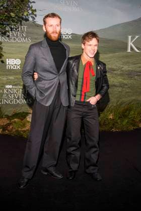 abb: Edward Ashley und Finn Bennett auf dem schwarzen Teppich bei der Kinostart der Weltpremiere von HBO Max A Knight of the Seven Kingdoms der US amerikanischen Fantasyserie im Zoo Palaast am 13.01.2025 in Berlin Berlin Deutschland