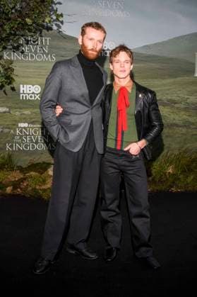 abb: Edward Ashley und Finn Bennett auf dem schwarzen Teppich bei der Kinostart der Weltpremiere von HBO Max A Knight of the Seven Kingdoms der US amerikanischen Fantasyserie im Zoo Palaast am 13.01.2025 in Berlin Berlin Deutschland