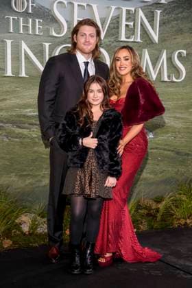 abb: Peter Claffey, Holly und Ally McGinn auf dem schwarzen Teppich bei der Kinostart der Weltpremiere von HBO Max A Knight of the Seven Kingdoms der US amerikanischen Fantasyserie im Zoo Palaast am 13.01.2025 in Berlin Berlin Deutschland