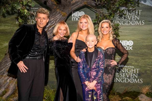 abb: Jonathan Ansell, Wendy King, Sienna Valentine Ansell, Dexter Sol Ansell und Debbie King auf dem schwarzen Teppich bei der Kinostart der Weltpremiere von HBO Max A Knight of the Seven Kingdoms der US amerikanischen Fantasyserie im Zoo Palaast am 13.01.2025 in Berlin Berlin Deutschland