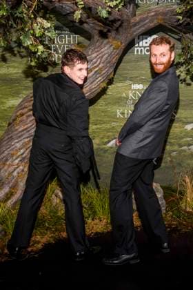 abb: Shaun Thomas und Edward Ashley zu Gast auf dem schwarzen Teppich bei der Kinostart der Weltpremiere von HBO Max A Knight of the Seven Kingdoms der US amerikanischen Fantasyserie im Zoo Palaast am 13.01.2025 in Berlin Berlin Deutschland