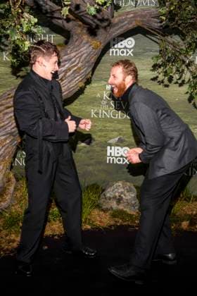abb: Shaun Thomas und Edward Ashley zu Gast auf dem schwarzen Teppich bei der Kinostart der Weltpremiere von HBO Max A Knight of the Seven Kingdoms der US amerikanischen Fantasyserie im Zoo Palaast am 13.01.2025 in Berlin Berlin Deutschland