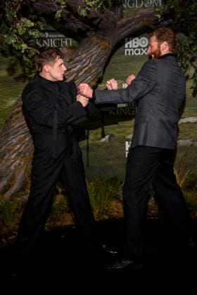 abb: Shaun Thomas und Edward Ashley zu Gast auf dem schwarzen Teppich bei der Kinostart der Weltpremiere von HBO Max A Knight of the Seven Kingdoms der US amerikanischen Fantasyserie im Zoo Palaast am 13.01.2025 in Berlin Berlin Deutschland