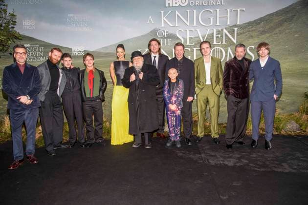 abb: Daniel Ings, Edward Ashley, Finn Bennett,Tanzyn Crawford, George R. R. Martin, Dexter Sol Ansell,, Peter Claffey, Sam Spruell, Henry Ashton, Bertie Carvel und Ira Parker zu Gast auf dem schwarzen Teppich bei der Kinostart der Weltpremiere von HBO Max A Knight of the Seven Kingdoms der US amerikanischen Fantasyserie im Zoo Palaast am 13.01.2025 in Berlin Berlin Deutschland