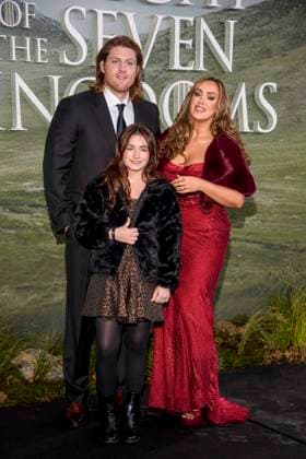 abb: Peter Claffey, Holly und Ally McGinn auf dem schwarzen Teppich bei der Kinostart der Weltpremiere von HBO Max A Knight of the Seven Kingdoms der US amerikanischen Fantasyserie im Zoo Palaast am 13.01.2025 in Berlin Berlin Deutschland