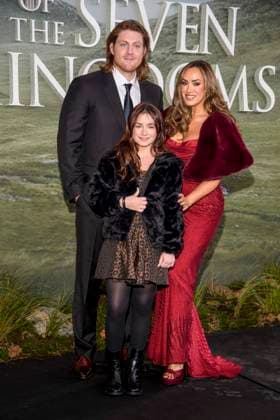 abb: Peter Claffey, Holly und Ally McGinn auf dem schwarzen Teppich bei der Kinostart der Weltpremiere von HBO Max A Knight of the Seven Kingdoms der US amerikanischen Fantasyserie im Zoo Palaast am 13.01.2025 in Berlin Berlin Deutschland