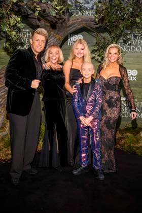 abb: Jonathan Ansell, Wendy King, Sienna Valentine Ansell, Dexter Sol Ansell und Debbie King auf dem schwarzen Teppich bei der Kinostart der Weltpremiere von HBO Max A Knight of the Seven Kingdoms der US amerikanischen Fantasyserie im Zoo Palaast am 13.01.2025 in Berlin Berlin Deutschland