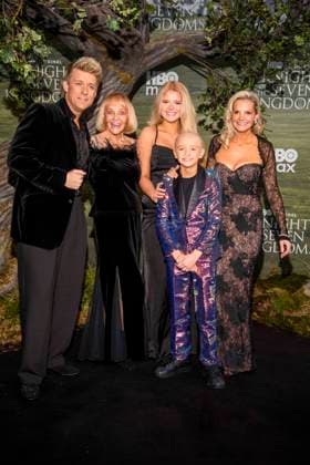 abb: Jonathan Ansell, Wendy King, Sienna Valentine Ansell, Dexter Sol Ansell und Debbie King auf dem schwarzen Teppich bei der Kinostart der Weltpremiere von HBO Max A Knight of the Seven Kingdoms der US amerikanischen Fantasyserie im Zoo Palaast am 13.01.2025 in Berlin Berlin Deutschland