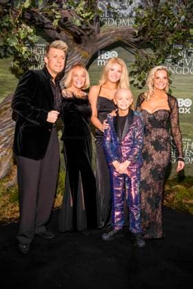 abb: Jonathan Ansell, Wendy King, Sienna Valentine Ansell, Dexter Sol Ansell und Debbie King auf dem schwarzen Teppich bei der Kinostart der Weltpremiere von HBO Max A Knight of the Seven Kingdoms der US amerikanischen Fantasyserie im Zoo Palaast am 13.01.2025 in Berlin Berlin Deutschland