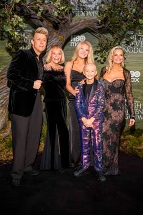 abb: Jonathan Ansell, Wendy King, Sienna Valentine Ansell, Dexter Sol Ansell und Debbie King auf dem schwarzen Teppich bei der Kinostart der Weltpremiere von HBO Max A Knight of the Seven Kingdoms der US amerikanischen Fantasyserie im Zoo Palaast am 13.01.2025 in Berlin Berlin Deutschland