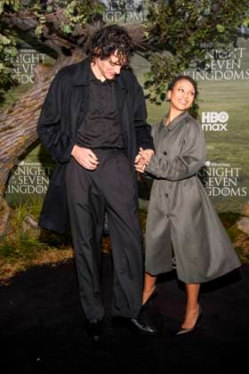 abb: Armando Rivera (Ehemann) Myha™la Myhala Herrold zu Gast auf dem schwarzen Teppich bei der Kinostart der Weltpremiere von HBO Max A Knight of the Seven Kingdoms der US amerikanischen Fantasyserie im Zoo Palaast am 13.01.2025 in Berlin Berlin Deutschland
