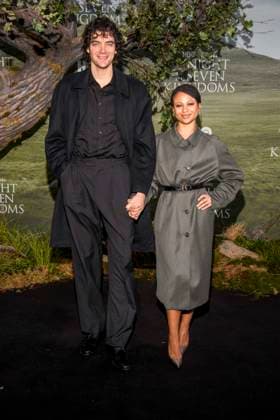 abb: Armando Rivera (Ehemann) Myha™la Myhala Herrold zu Gast auf dem schwarzen Teppich bei der Kinostart der Weltpremiere von HBO Max A Knight of the Seven Kingdoms der US amerikanischen Fantasyserie im Zoo Palaast am 13.01.2025 in Berlin Berlin Deutschland