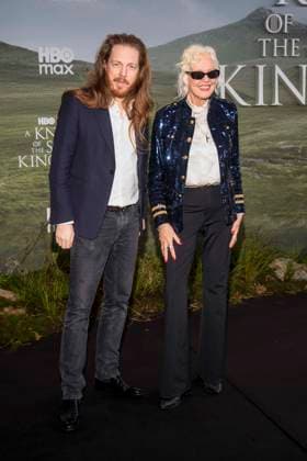 abb: Sascha und Ellen von Unwerth zu Gast auf dem schwarzen Teppich bei der Kinostart der Weltpremiere von HBO Max A Knight of the Seven Kingdoms der US amerikanischen Fantasyserie im Zoo Palaast am 13.01.2025 in Berlin Berlin Deutschland
