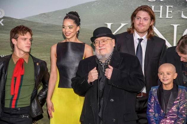 abb: Finn Bennett, Myha la, George R. R. Martin, Peter Claffey und Dexter Sol Ansell zu Gast auf dem schwarzen Teppich bei der Kinostart der Weltpremiere von HBO Max A Knight of the Seven Kingdoms der US amerikanischen Fantasyserie im Zoo Palaast am 13.01.2025 in Berlin Berlin Deutschland