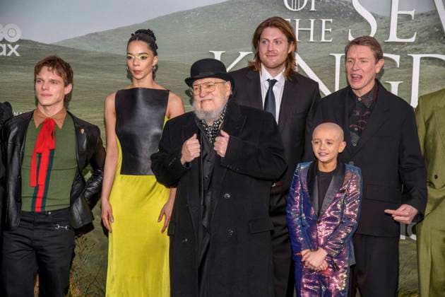 abb: Finn Bennett, Myha la, George R. R. Martin, Peter Claffey und Dexter Sol Ansell zu Gast auf dem schwarzen Teppich bei der Kinostart der Weltpremiere von HBO Max A Knight of the Seven Kingdoms der US amerikanischen Fantasyserie im Zoo Palaast am 13.01.2025 in Berlin Berlin Deutschland