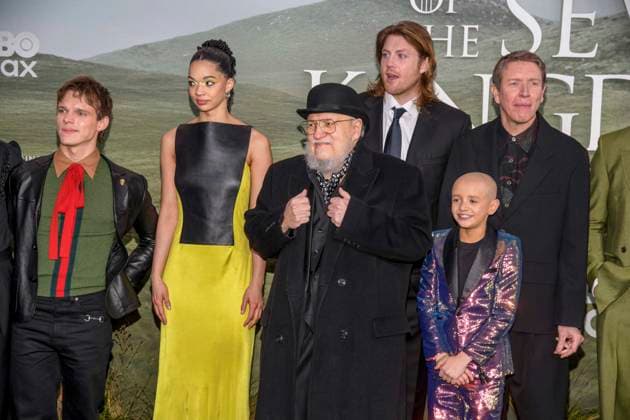 abb: Finn Bennett, Myha la, George R. R. Martin, Peter Claffey und Dexter Sol Ansell zu Gast auf dem schwarzen Teppich bei der Kinostart der Weltpremiere von HBO Max A Knight of the Seven Kingdoms der US amerikanischen Fantasyserie im Zoo Palaast am 13.01.2025 in Berlin Berlin Deutschland