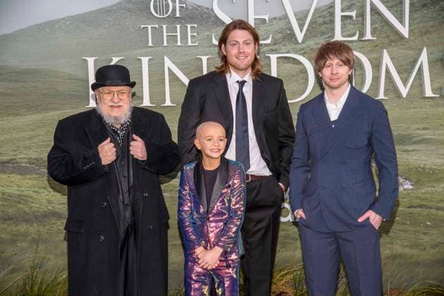 abb: George R. R. Martin, Dexter Sol Ansell, Peter Claffey und Ira Parker zu Gast auf dem schwarzen Teppich bei der Kinostart der Weltpremiere von HBO Max A Knight of the Seven Kingdoms der US amerikanischen Fantasyserie im Zoo Palaast am 13.01.2025 in Berlin Berlin Deutschland