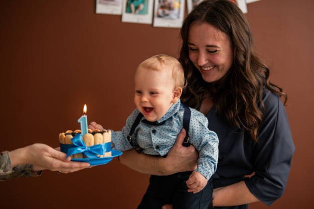 mother holds boy celebrating first birthday with small cake Saint Petersburg, Saint Petersburg, Russia CR_YFCG260105B-1929009-01 ,model released, Symbolfoto