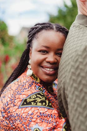 Smiling woman embracing her husband in Kstate Gardens Manhattan, Kansas, United States CR_ZMDZ251229-1918761-01 ,model released, Symbolfoto