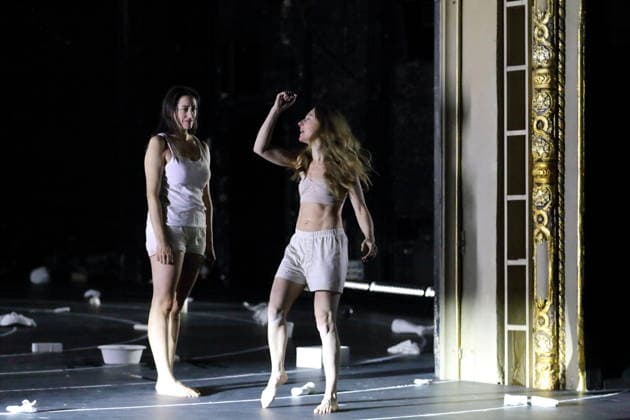 Constanze Becker und Kathleen Morgeneyer, v.l., während der Fotoprobe für Antigone im Berliner Ensemble in Berlin, 13. Januar 2026. Von Sophokles in der Übertragung von Friedrich Hölderlin. Regie Johan Simons. Bühne Johannes Schütz. Kostüme Kevin Pieterse. Premiere ist am 15. Januar 2026. Berliner Ensemble Antigone