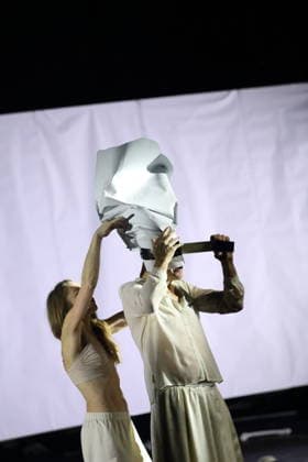 Kathleen Morgeneyer und Jens Harzer während der Fotoprobe für Antigone im Berliner Ensemble in Berlin, 13. Januar 2026. Von Sophokles in der Übertragung von Friedrich Hölderlin. Regie Johan Simons. Bühne Johannes Schütz. Kostüme Kevin Pieterse. Premiere ist am 15. Januar 2026. Berliner Ensemble Antigone
