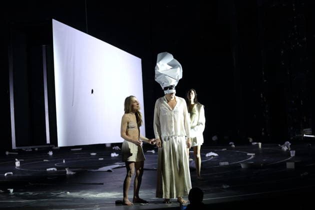 Kathleen Morgeneyer, Jens Harzer und Constanze Becker, v.l., während der Fotoprobe für Antigone im Berliner Ensemble in Berlin, 13. Januar 2026. Von Sophokles in der Übertragung von Friedrich Hölderlin. Regie Johan Simons. Bühne Johannes Schütz. Kostüme Kevin Pieterse. Premiere ist am 15. Januar 2026. Berliner Ensemble Antigone