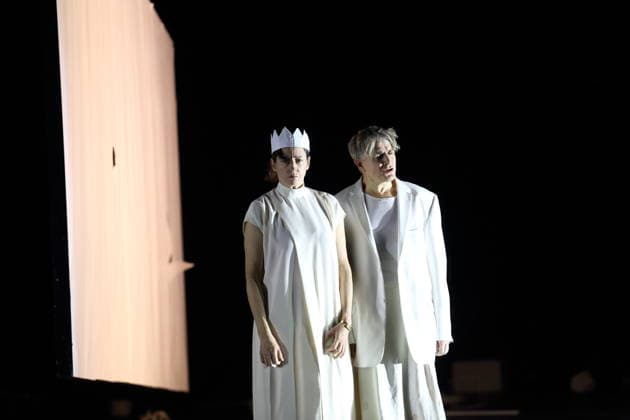 Constanze Becker und Jens Harzer während der Fotoprobe für Antigone im Berliner Ensemble in Berlin, 13. Januar 2026. Von Sophokles in der Übertragung von Friedrich Hölderlin. Regie Johan Simons. Bühne Johannes Schütz. Kostüme Kevin Pieterse. Premiere ist am 15. Januar 2026. Berliner Ensemble Antigone