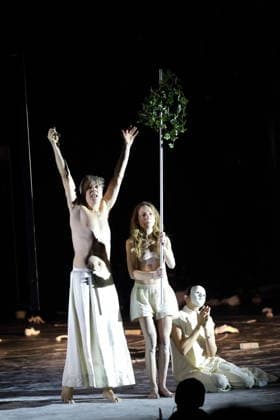 Jens Harzer, Kathleen Morgeneyer und Constanze Becker, v.l., während der Fotoprobe für Antigone im Berliner Ensemble in Berlin, 13. Januar 2026. Von Sophokles in der Übertragung von Friedrich Hölderlin. Regie Johan Simons. Bühne Johannes Schütz. Kostüme Kevin Pieterse. Premiere ist am 15. Januar 2026. Berliner Ensemble Antigone
