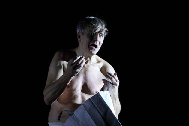 Jens Harzer während der Fotoprobe für Antigone im Berliner Ensemble in Berlin, 13. Januar 2026. Von Sophokles in der Übertragung von Friedrich Hölderlin. Regie Johan Simons. Bühne Johannes Schütz. Kostüme Kevin Pieterse. Premiere ist am 15. Januar 2026. Berliner Ensemble Antigone