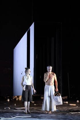 Kathleen Morgeneyer und Jens Harzer während der Fotoprobe für Antigone im Berliner Ensemble in Berlin, 13. Januar 2026. Von Sophokles in der Übertragung von Friedrich Hölderlin. Regie Johan Simons. Bühne Johannes Schütz. Kostüme Kevin Pieterse. Premiere ist am 15. Januar 2026. Berliner Ensemble Antigone