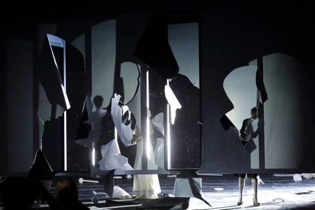 Jens Harzer und Kathleen Morgeneyer während der Fotoprobe für Antigone im Berliner Ensemble in Berlin, 13. Januar 2026. Von Sophokles in der Übertragung von Friedrich Hölderlin. Regie Johan Simons. Bühne Johannes Schütz. Kostüme Kevin Pieterse. Premiere ist am 15. Januar 2026. Berliner Ensemble Antigone