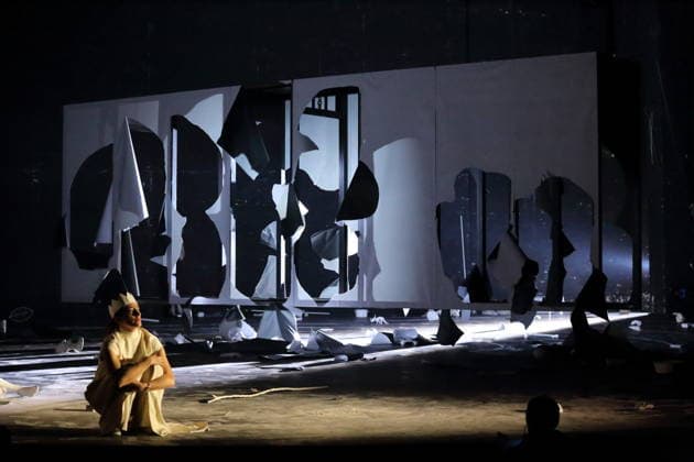 Constanze Becker während der Fotoprobe für Antigone im Berliner Ensemble in Berlin, 13. Januar 2026. Von Sophokles in der Übertragung von Friedrich Hölderlin. Regie Johan Simons. Bühne Johannes Schütz. Kostüme Kevin Pieterse. Premiere ist am 15. Januar 2026. Berliner Ensemble Antigone