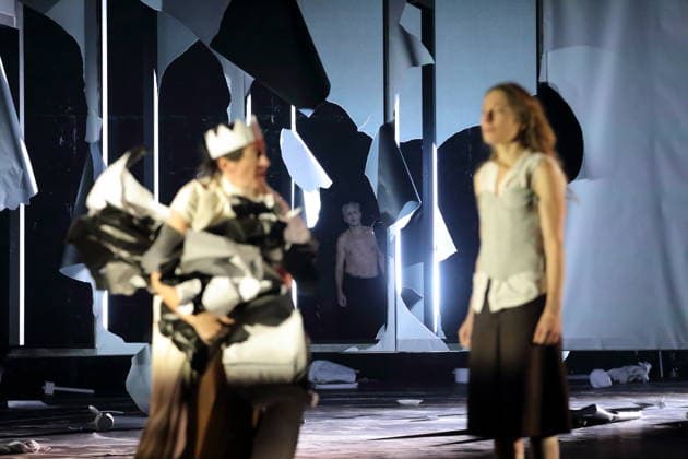 Constanze Becker, Jens Harzer und Kathleen Morgeneyer, v.l., während der Fotoprobe für Antigone im Berliner Ensemble in Berlin, 13. Januar 2026. Von Sophokles in der Übertragung von Friedrich Hölderlin. Regie Johan Simons. Bühne Johannes Schütz. Kostüme Kevin Pieterse. Premiere ist am 15. Januar 2026. Berliner Ensemble Antigone