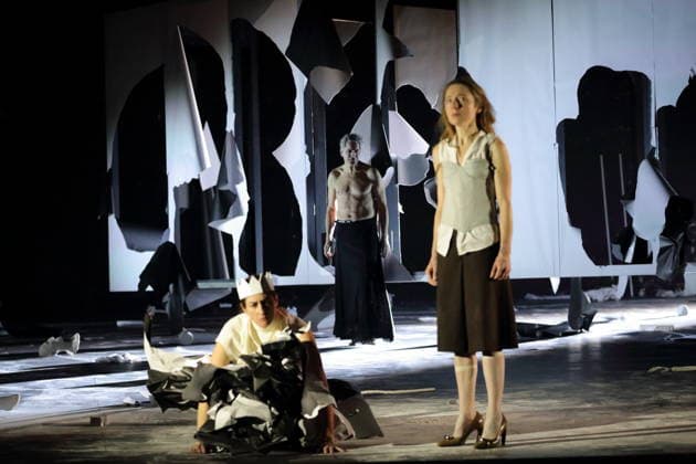 Constanze Becker, Jens Harzer und Kathleen Morgeneyer, v.l., während der Fotoprobe für Antigone im Berliner Ensemble in Berlin, 13. Januar 2026. Von Sophokles in der Übertragung von Friedrich Hölderlin. Regie Johan Simons. Bühne Johannes Schütz. Kostüme Kevin Pieterse. Premiere ist am 15. Januar 2026. Berliner Ensemble Antigone