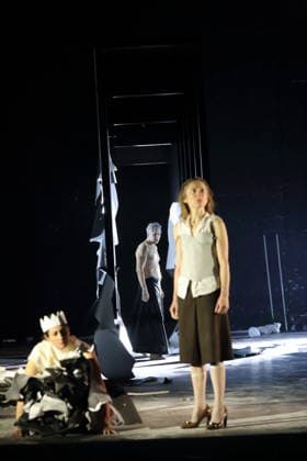 Constanze Becker, Jens Harzer und Kathleen Morgeneyer, v.l., während der Fotoprobe für Antigone im Berliner Ensemble in Berlin, 13. Januar 2026. Von Sophokles in der Übertragung von Friedrich Hölderlin. Regie Johan Simons. Bühne Johannes Schütz. Kostüme Kevin Pieterse. Premiere ist am 15. Januar 2026. Berliner Ensemble Antigone