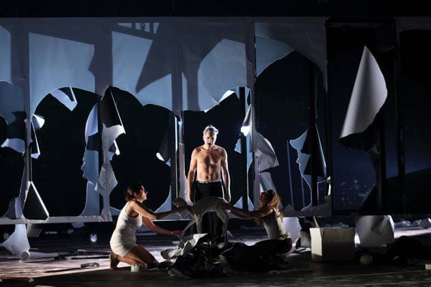Constanze Becker, Jens Harzer und Kathleen Morgeneyer, v.l., während der Fotoprobe für Antigone im Berliner Ensemble in Berlin, 13. Januar 2026. Von Sophokles in der Übertragung von Friedrich Hölderlin. Regie Johan Simons. Bühne Johannes Schütz. Kostüme Kevin Pieterse. Premiere ist am 15. Januar 2026. Berliner Ensemble Antigone