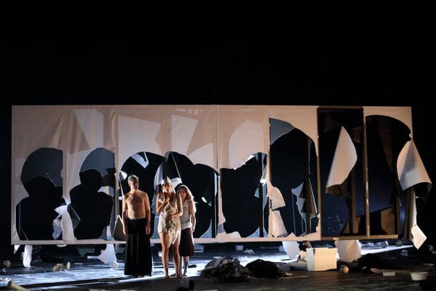 Jens Harzer, Constanze Becker und Kathleen Morgeneyer, v.l., während der Fotoprobe für Antigone im Berliner Ensemble in Berlin, 13. Januar 2026. Von Sophokles in der Übertragung von Friedrich Hölderlin. Regie Johan Simons. Bühne Johannes Schütz. Kostüme Kevin Pieterse. Premiere ist am 15. Januar 2026. Berliner Ensemble Antigone