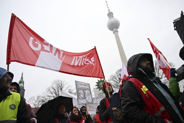 News Bilder des Tages Public sector workers stage warning strike in Germany BERLIN, GERMANY - JANUARY 14: Public sector workers in Berlin, Germany, gather as they went on strike in several states after failing to reach an agreement with the government in the first round of collective bargaining talks, demanding wage increases, on January 14, 2026. In Berlin, public employees affiliated with various unions staged a warning strike, walking off the job and marching from Friedrichstrasse station to the Rotes Rathaus (City Hall) in the morning hours. Halil Sagirkaya Anadolu Berlin Germany. Editorial use only. Please get in touch for any other usage.  Copyright: x2026xAnadoluxHalilxSagirkayax