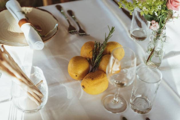IMAGO Creative, Lifestyle, Feste im Garten #2 Lemons decorated on a festive dinner table during summer De Steeg, Gelderland, Netherlands R_DWQE260105-1931409-01