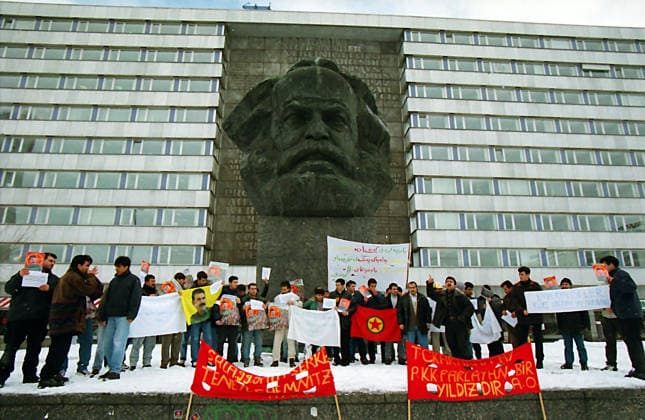 Kurden 18.2.1999, Chemnitz, Brückenstrasse, Karl-Marx- Monument Kurdendemonstration, starke Polizeikräfte lösten die Demonstration auf. Es gab mehrere vorläufige Festnahmen . *** Kurds 18 2 1999, Chemnitz, Brückenstrasse, Karl Marx Monument Kurdish demonstration, strong police forces broke up the demonstration There were several provisional arrests